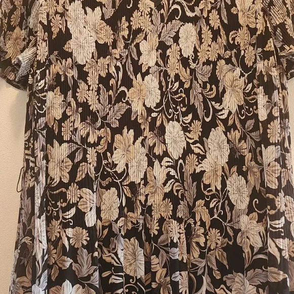 Isaac Mizrahi Live Midi Dress Women Size Small Black Gray Floral Pleated V-Neck - Picture 3 of 10